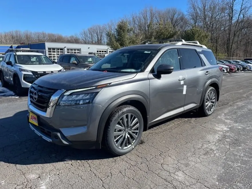 2025 Nissan Pathfinder SL photo 1