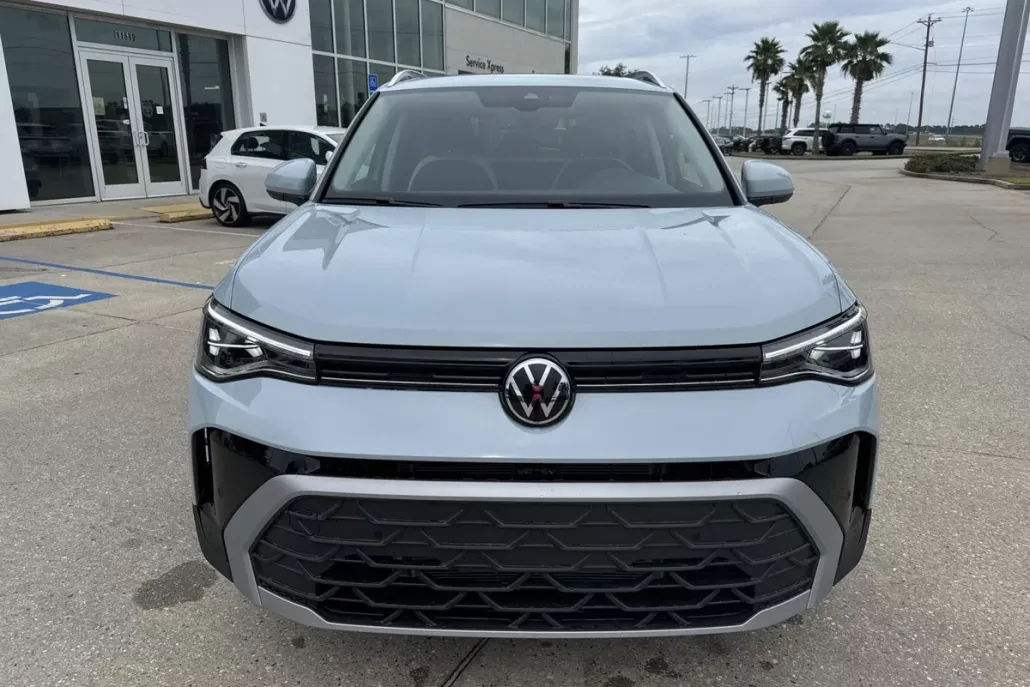 2025 Volkswagen Taos SE photo 1