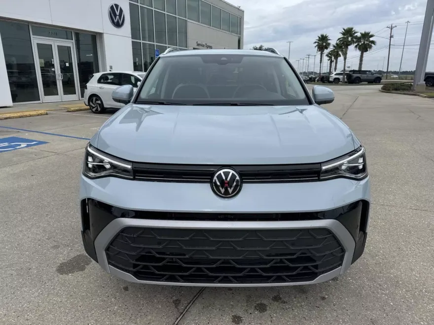 2025 Volkswagen Taos SE photo 1