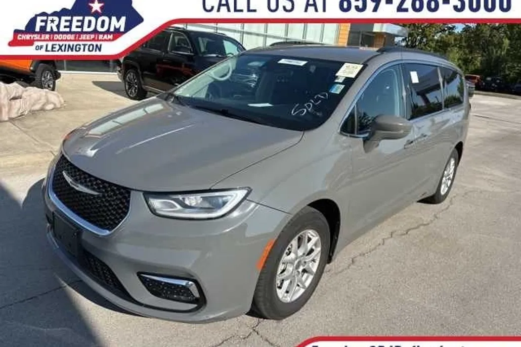 2022 Chrysler Pacifica Touring L photo 1