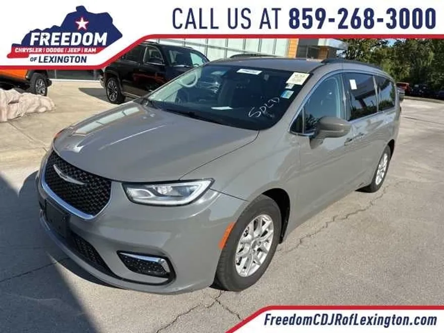 2022 Chrysler Pacifica Touring L photo 1