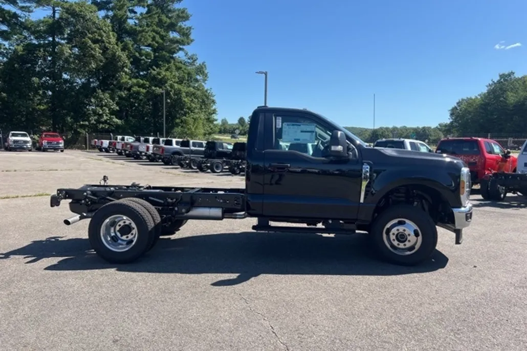 2025 Ford F-350 photo 1