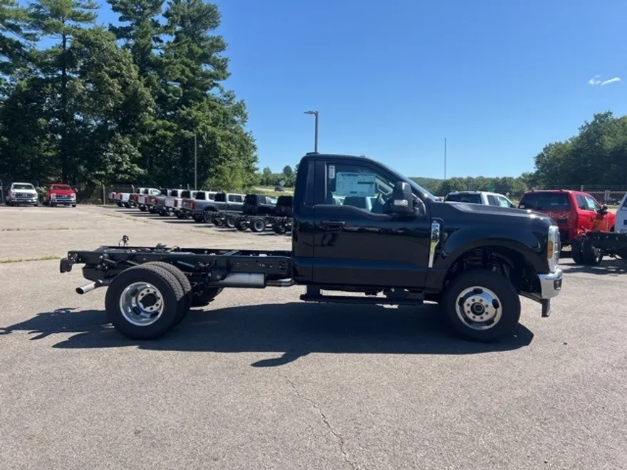 2025 Ford F-350 photo 1