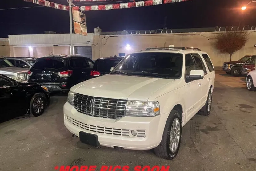 2011 Lincoln Navigator Base photo 1