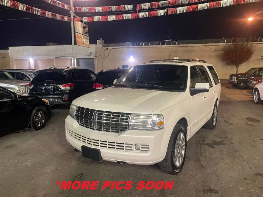 2011 Lincoln Navigator Base photo 1
