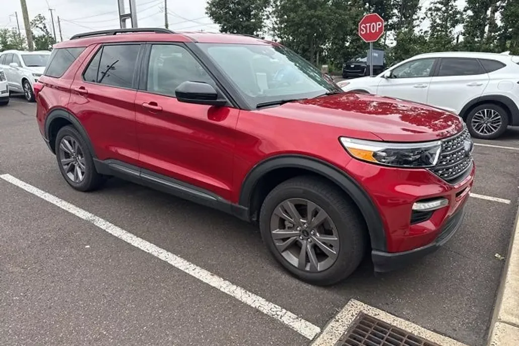 2022 Ford Explorer XLT photo 1