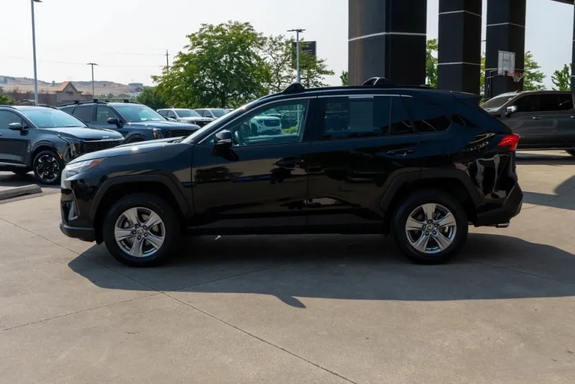 2022 Toyota RAV4 XLE photo 1