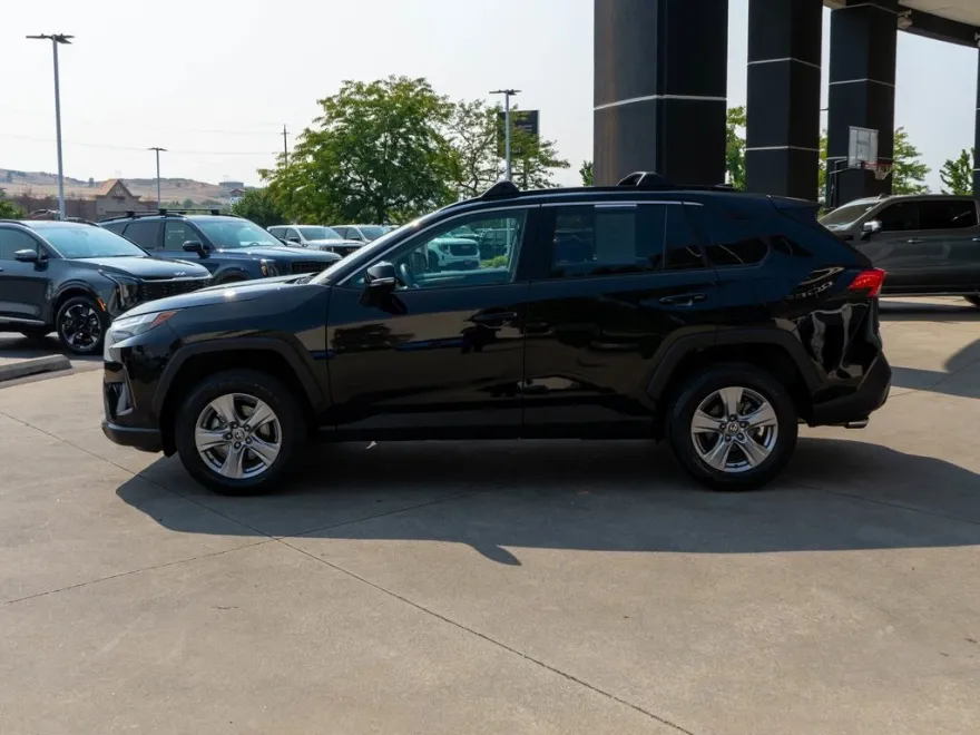 2022 Toyota RAV4 XLE photo 1