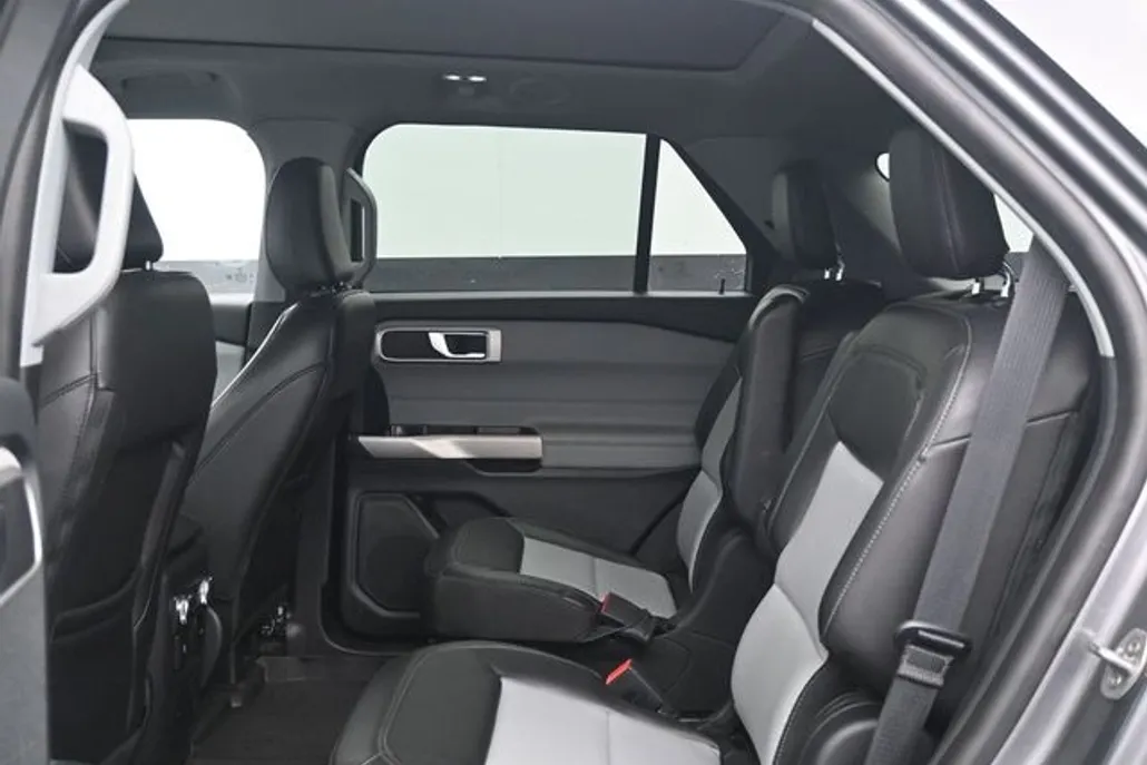 2022 Ford Explorer XLT photo 1