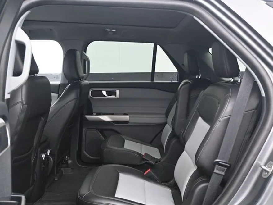 2022 Ford Explorer XLT photo 1