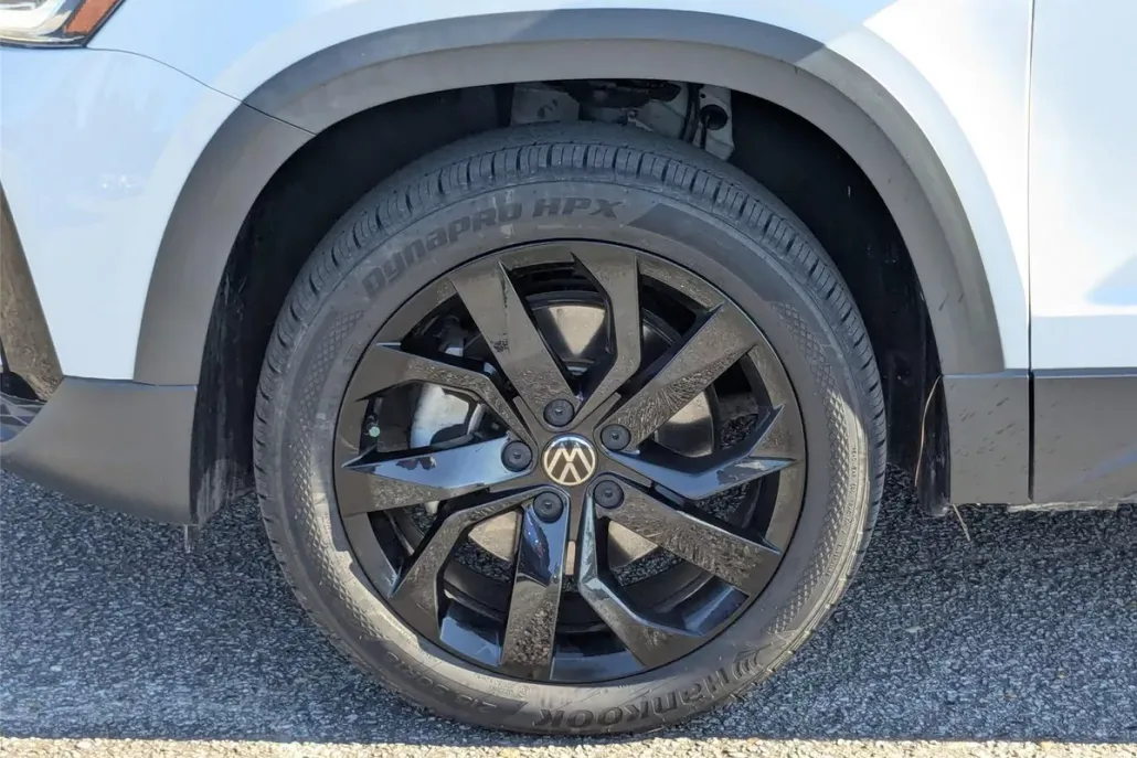 2022 Volkswagen Taos SEL photo 1