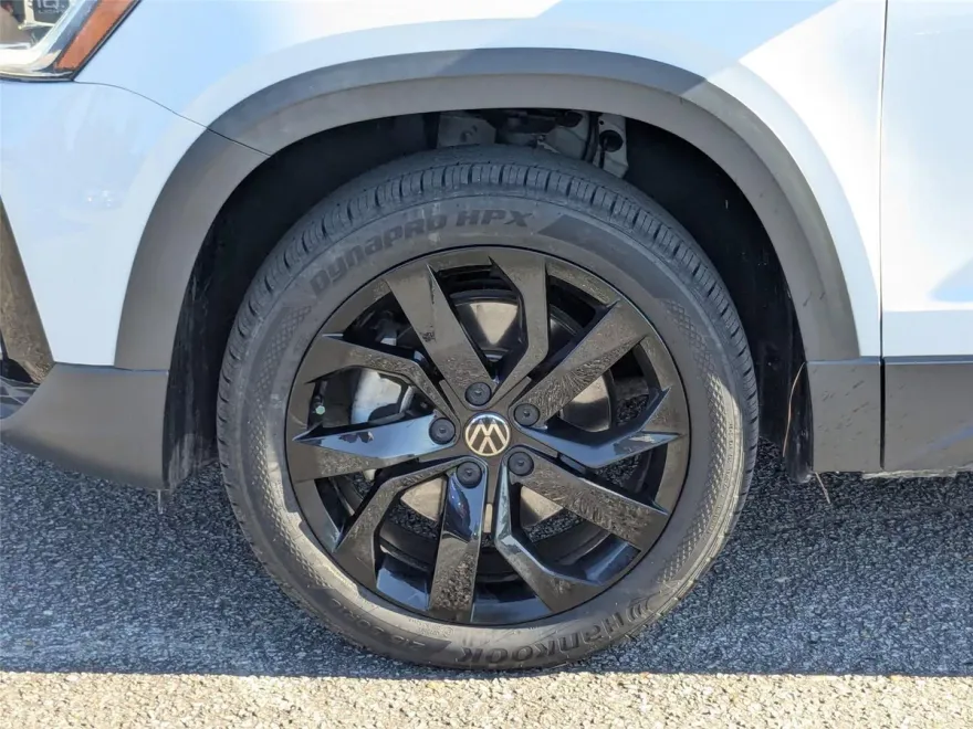 2022 Volkswagen Taos SEL photo 1