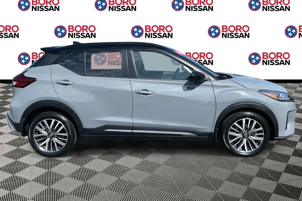 2023 Nissan Kicks SR photo 1