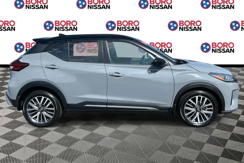 2023 Nissan Kicks SR photo 1