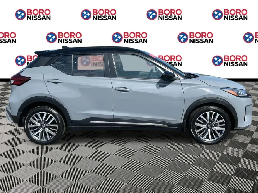 2023 Nissan Kicks SR photo 1