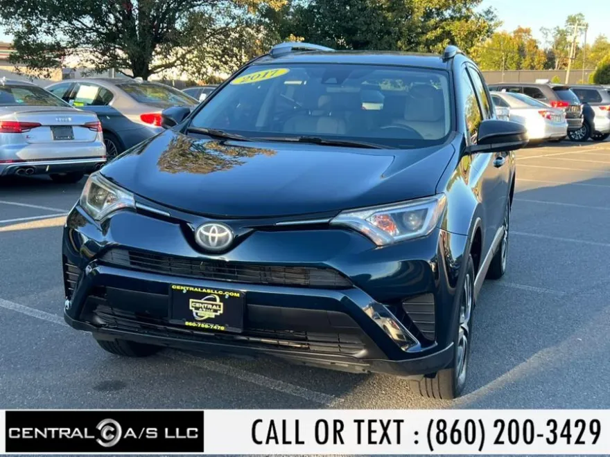2017 Toyota RAV4 LE photo 1