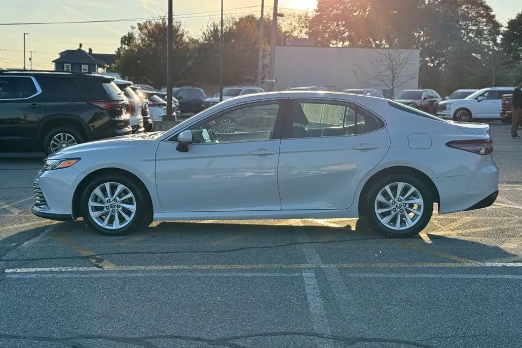 2022 Toyota Camry LE photo 1