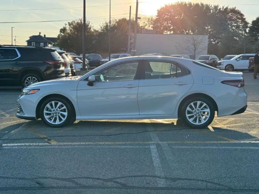 2022 Toyota Camry LE photo 1