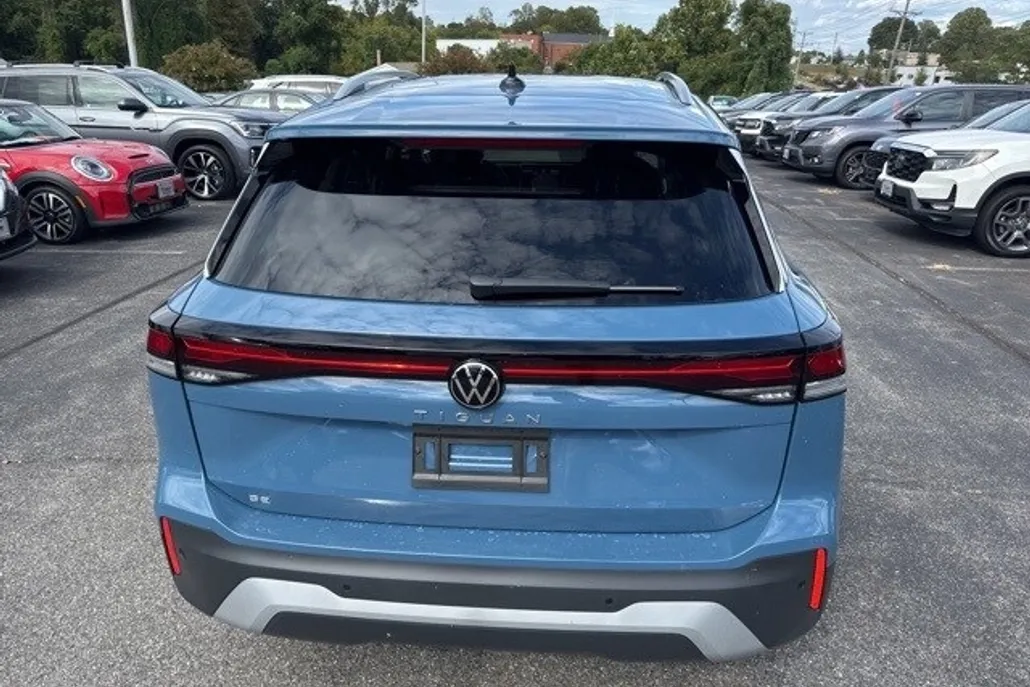 2025 Volkswagen Tiguan SE photo 1