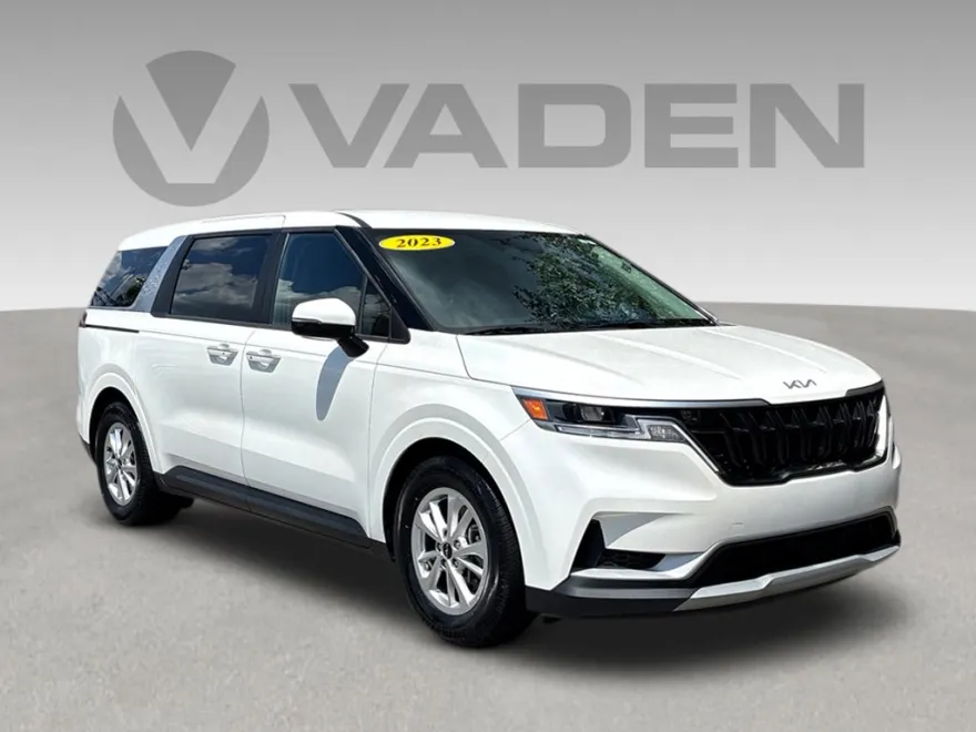 2023 Kia Carnival LX photo 1