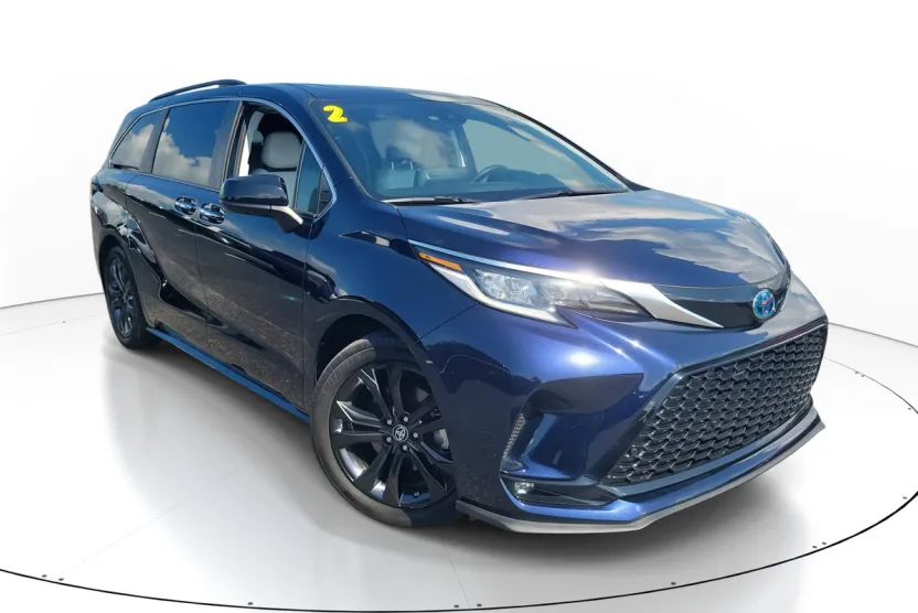 2023 Toyota Sienna XSE photo 1