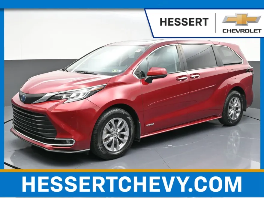 2021 Toyota Sienna XLE photo 1