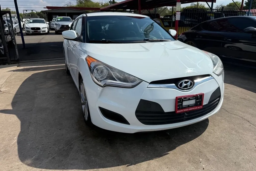 2016 Hyundai Veloster Base photo 1