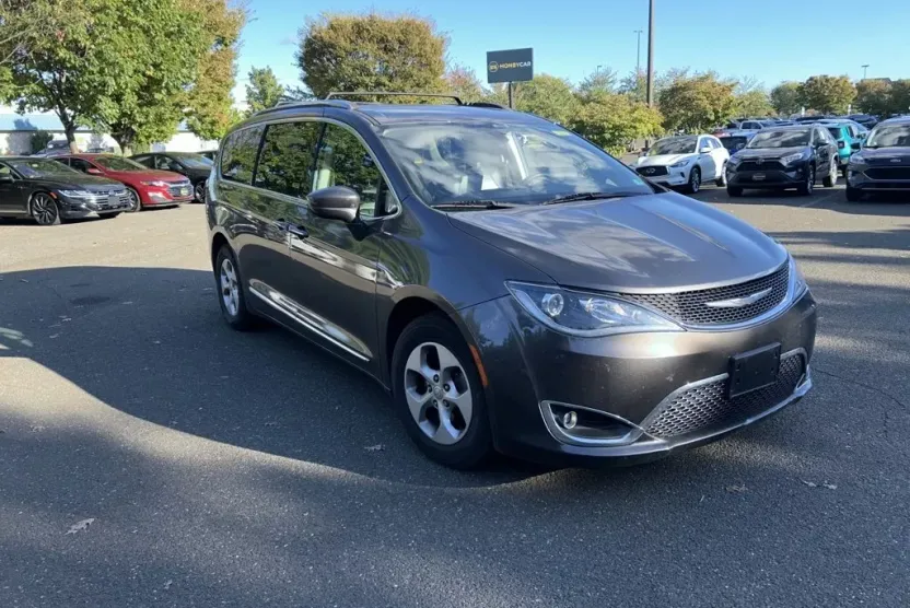 2017 Chrysler Pacifica Touring Plus photo 1