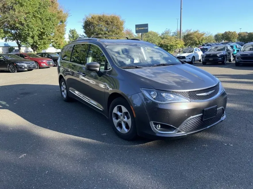 2017 Chrysler Pacifica Touring Plus photo 1