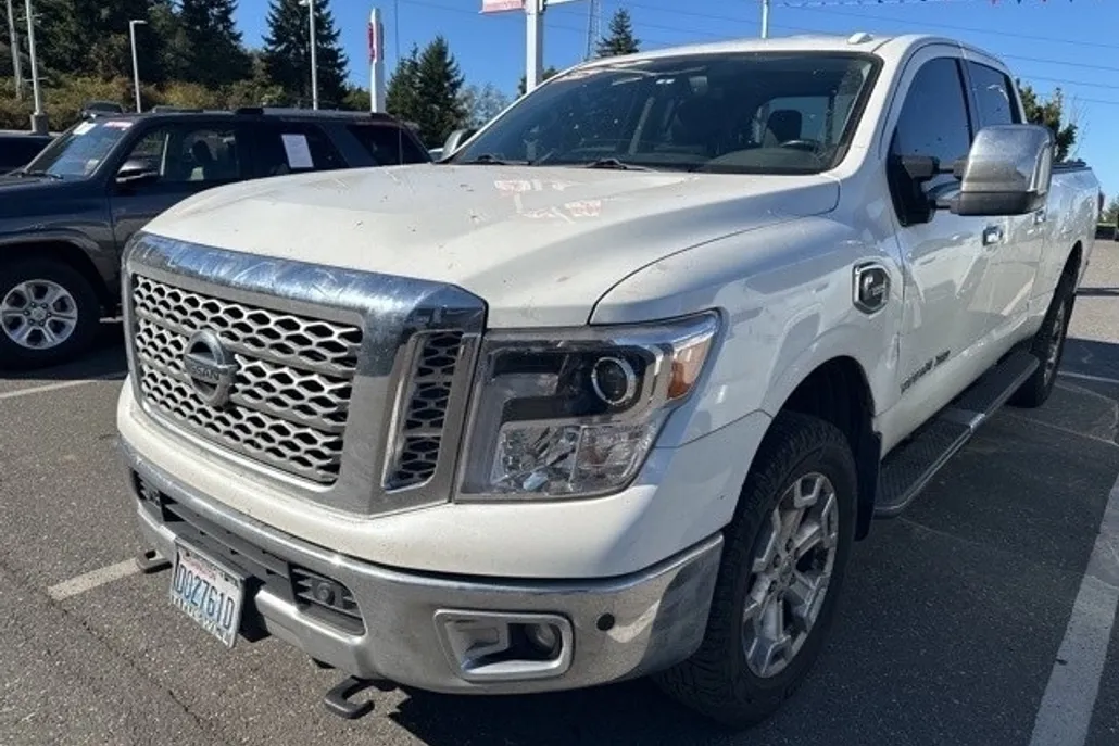 2017 Nissan Titan SL photo 1