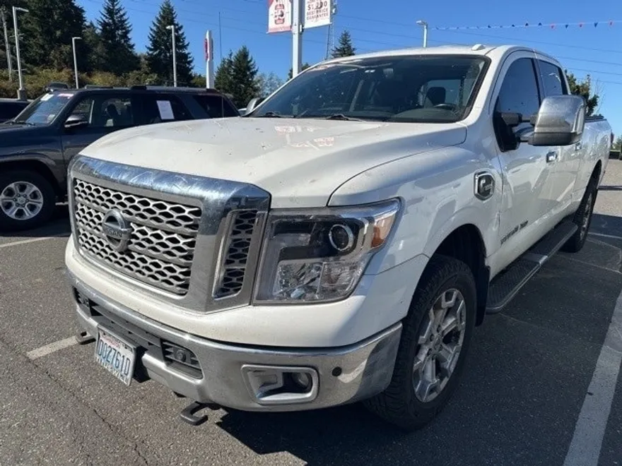 2017 Nissan Titan SL photo 1