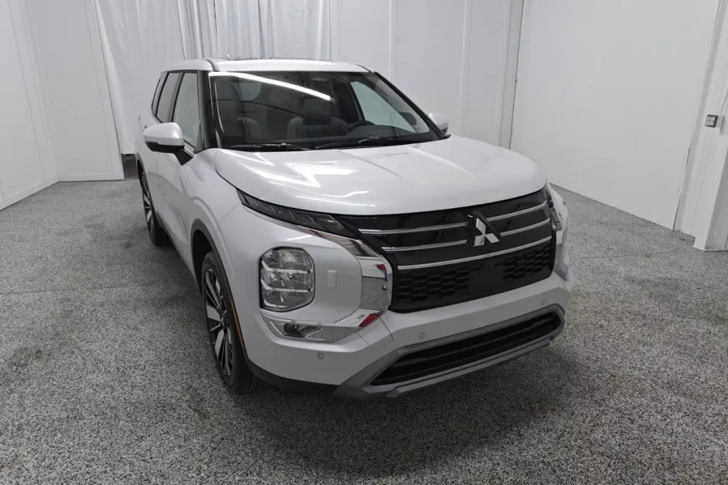 2025 Mitsubishi Outlander SE photo 1