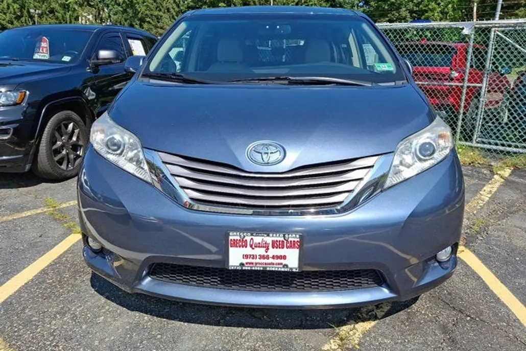 2017 Toyota Sienna XLE photo 1