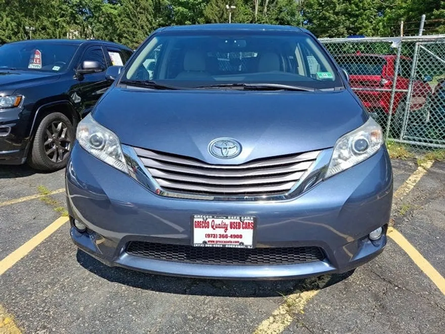 2017 Toyota Sienna XLE photo 1