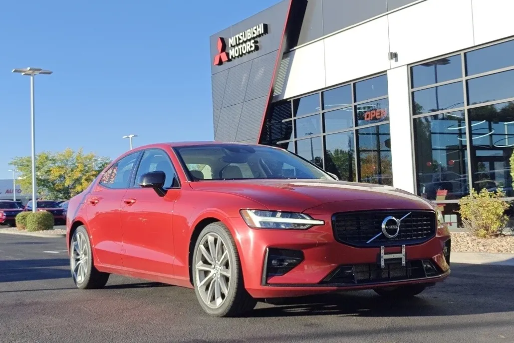 2021 Volvo S60 T5 Momentum photo 1