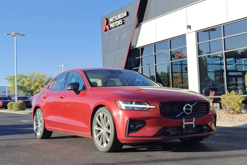 2021 Volvo S60 T5 Momentum photo 1