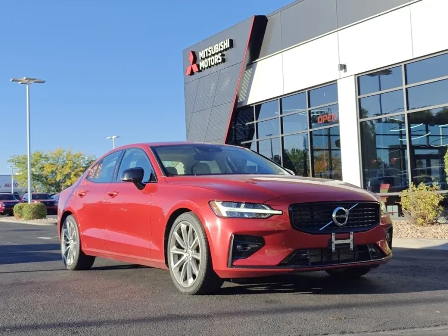 2021 Volvo S60 T5 Momentum photo 1