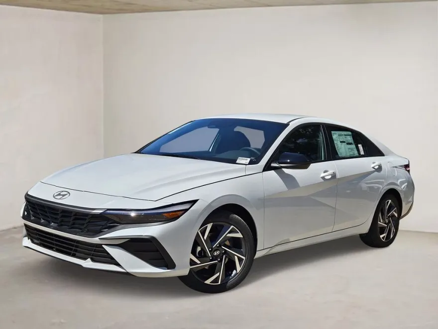 2025 Hyundai Elantra SEL Sport photo 1