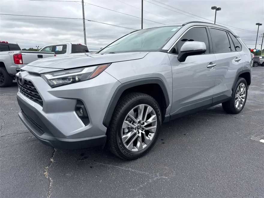 2022 Toyota RAV4 XLE Premium photo 1