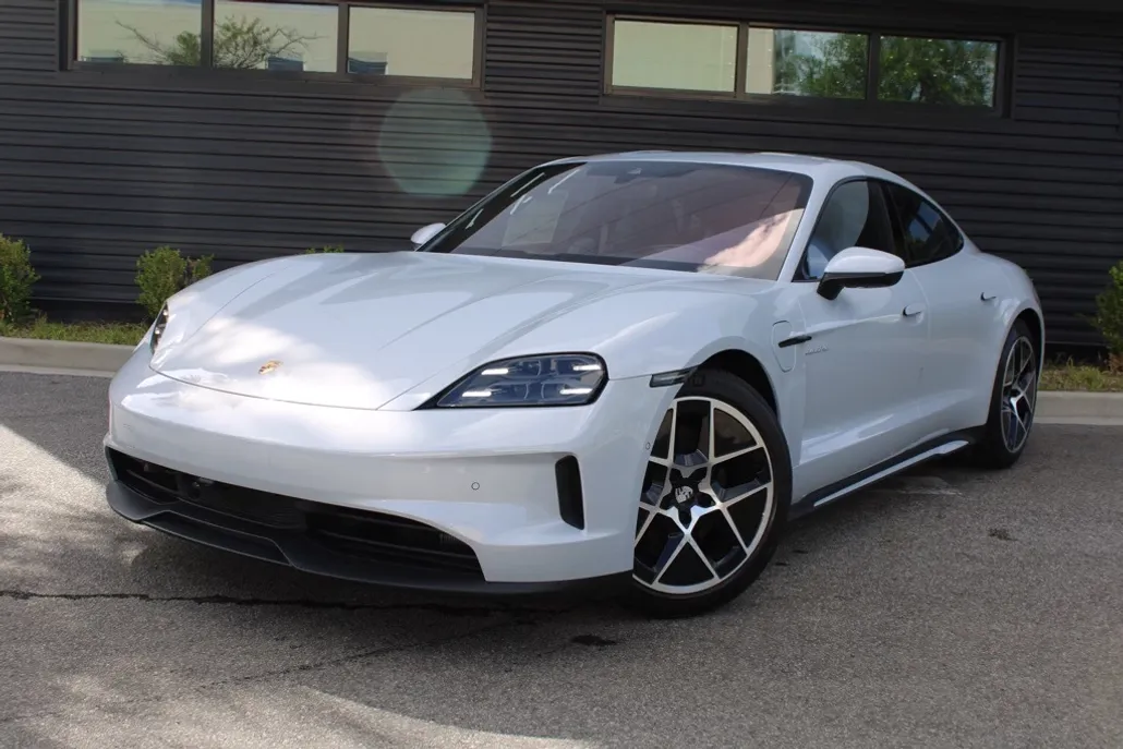2025 Porsche Taycan photo 1