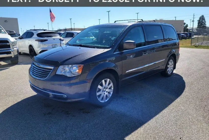 2016 Chrysler Town & Country Touring photo 1
