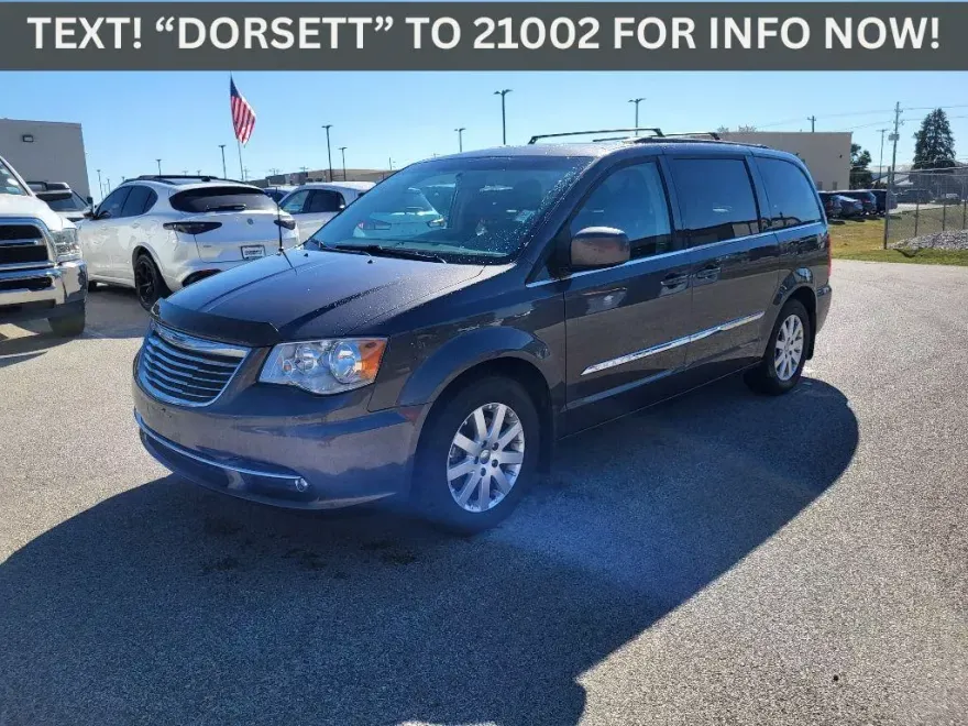 2016 Chrysler Town & Country Touring photo 1