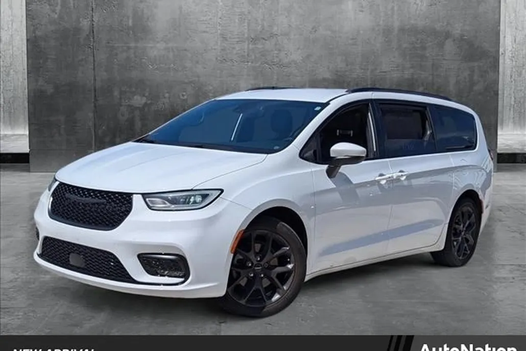 2023 Chrysler Pacifica Touring L photo 1