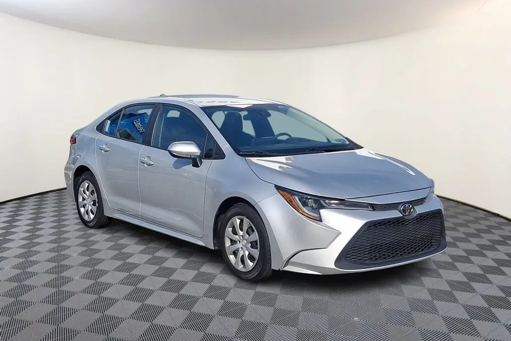 2022 Toyota Corolla LE photo 1