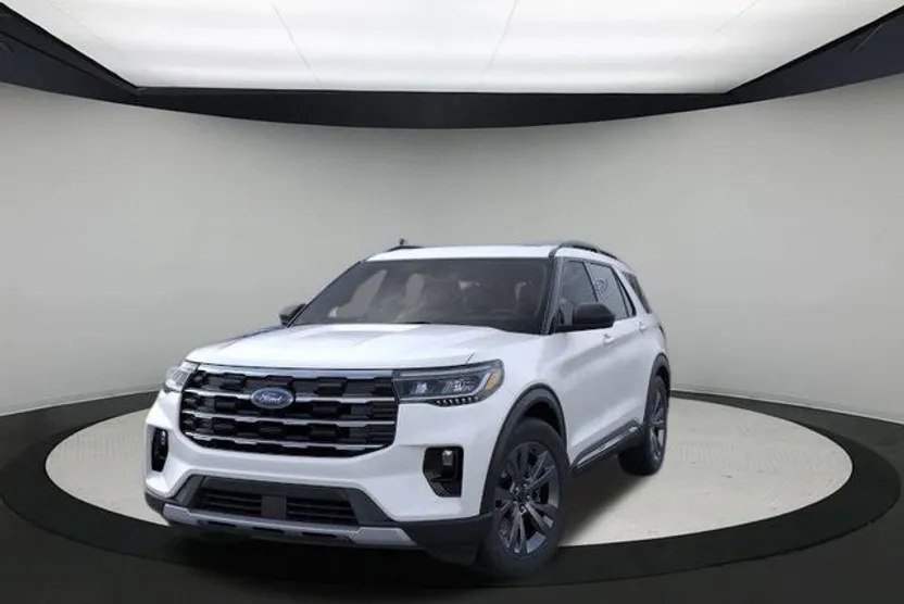 2025 Ford Explorer photo 1