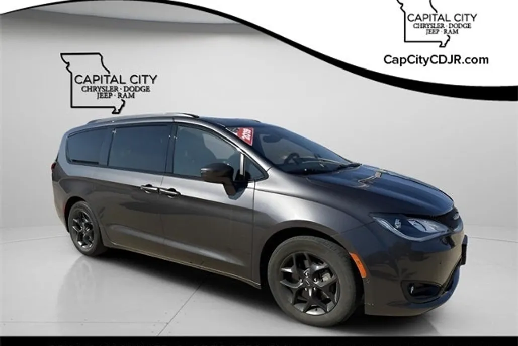 2019 Chrysler Pacifica Touring Plus photo 1