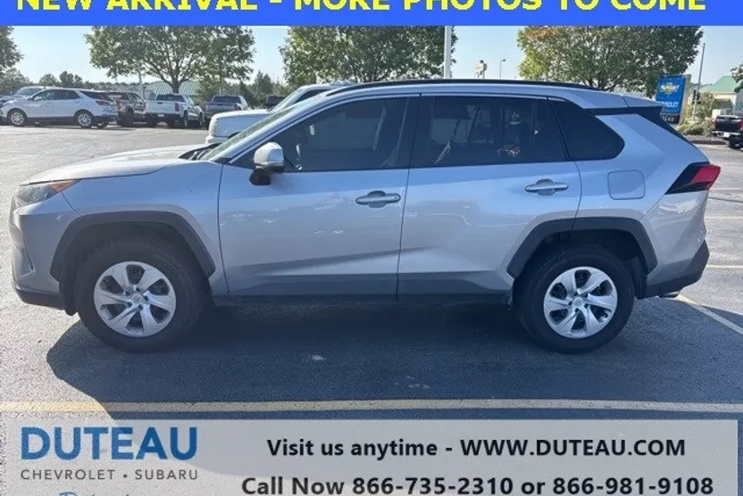 2019 Toyota RAV4 LE photo 1