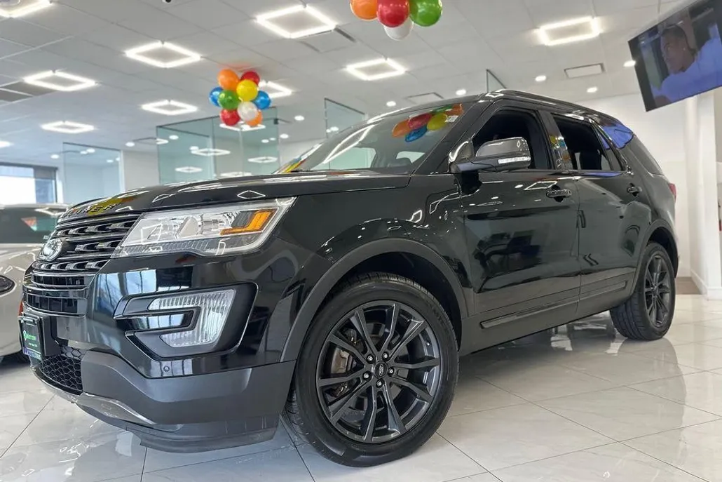 2017 Ford Explorer XLT photo 1