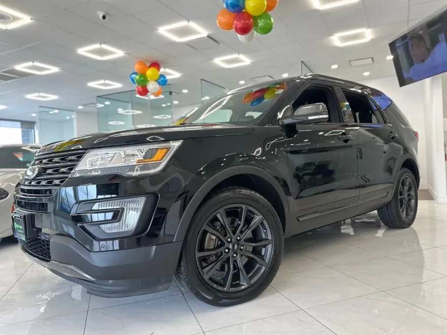 2017 Ford Explorer XLT photo 1