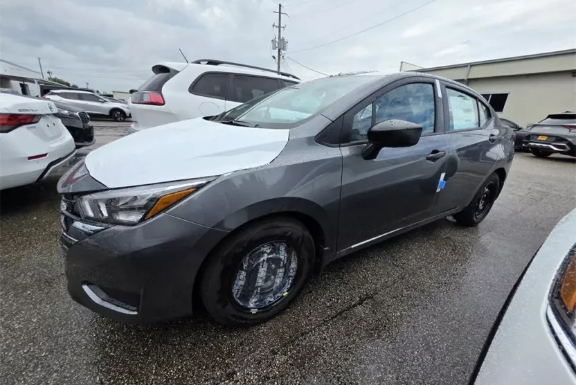 2025 Nissan Versa 1.6 S photo 1